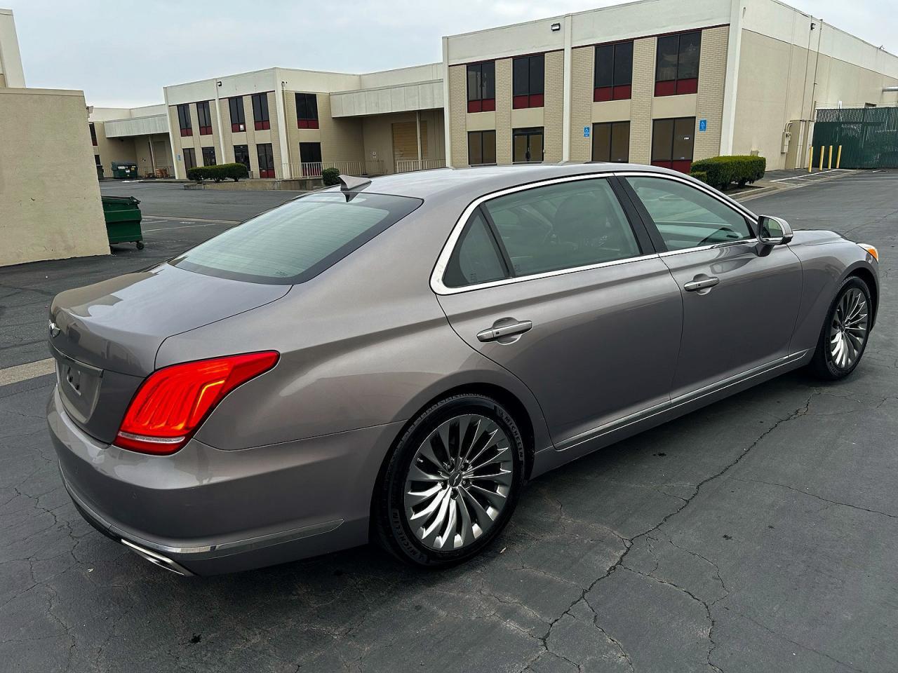 2018 Genesis G90 5.0 Ultimate - Image 4