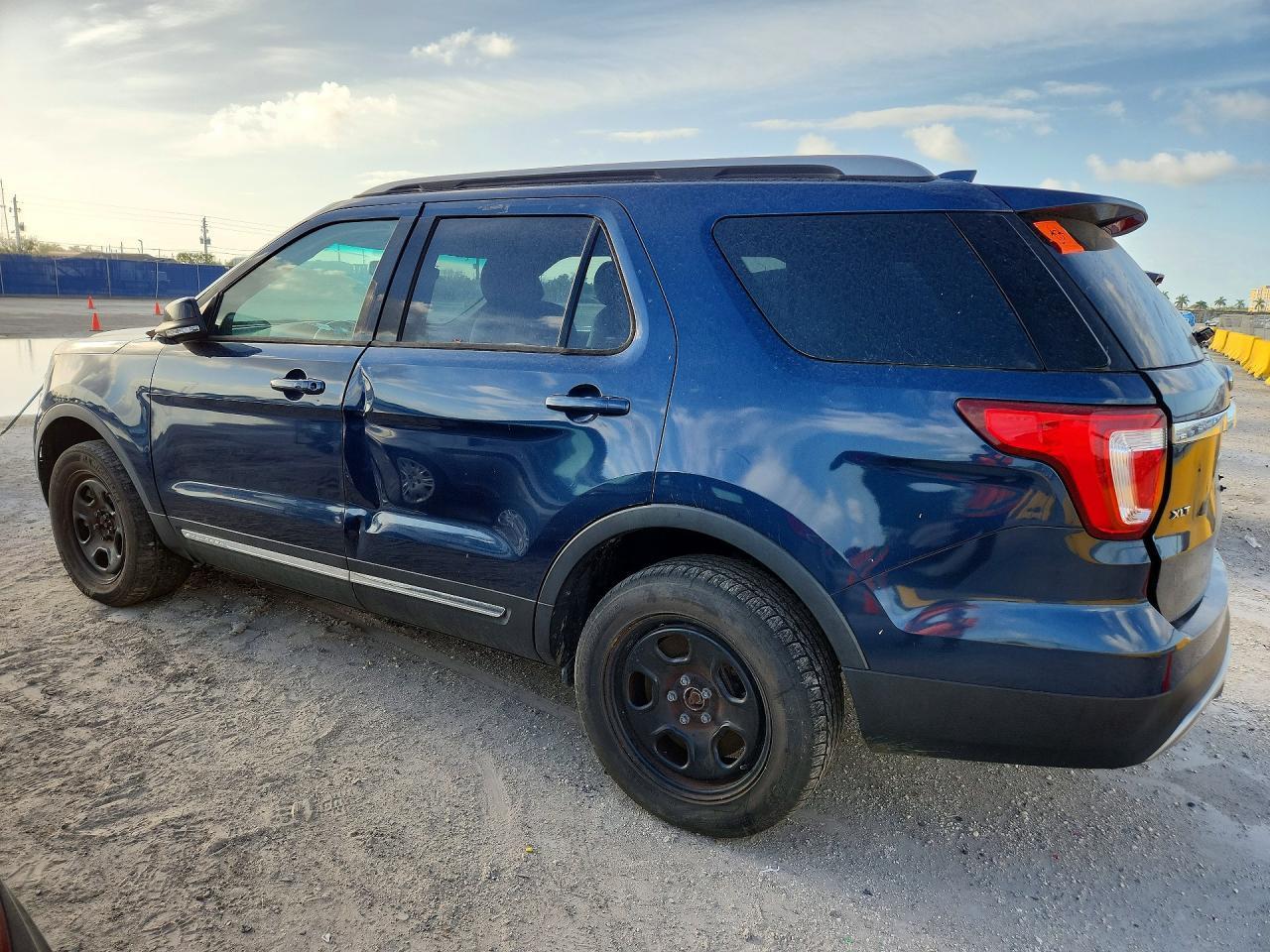 2017 Ford Explorer Xlt - Image 2