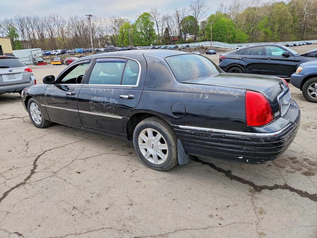 2011 Lincoln Town Car Executive L - Image 2