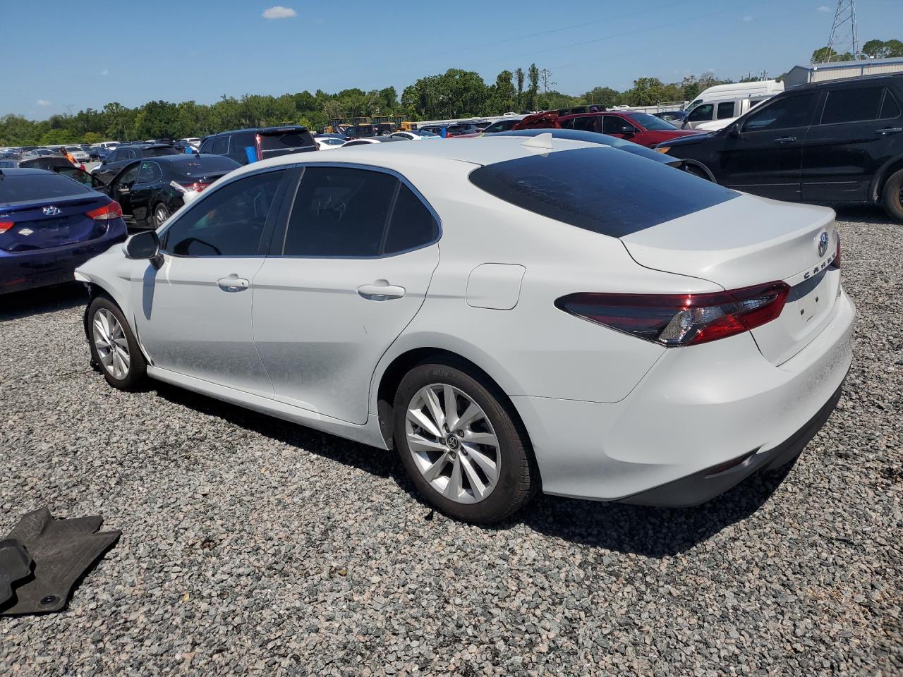 2022 Toyota Camry Le - Фото 2