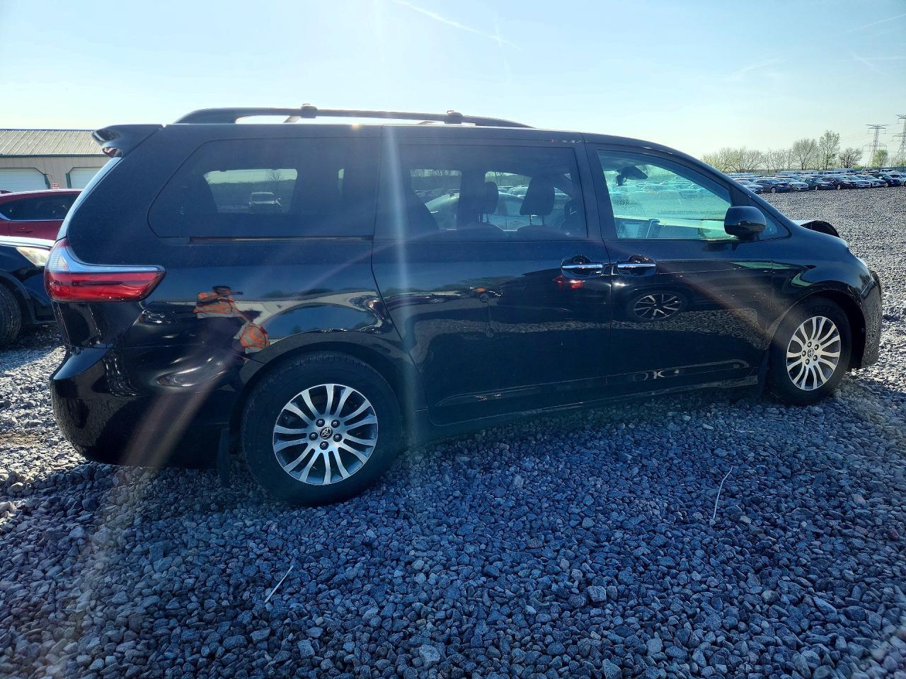2020 Toyota Sienna Xle Premium 8-Passenger - Фото 3