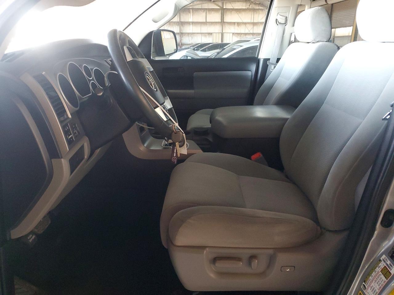 2016 Toyota Sequoia Sr5 - Фото 7