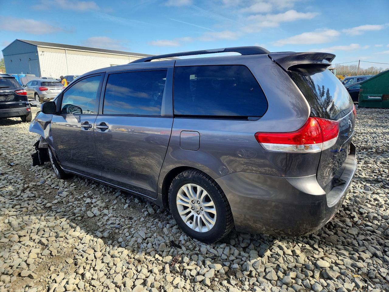2011 Toyota Sienna Xle 8-Passenger - Фото 2
