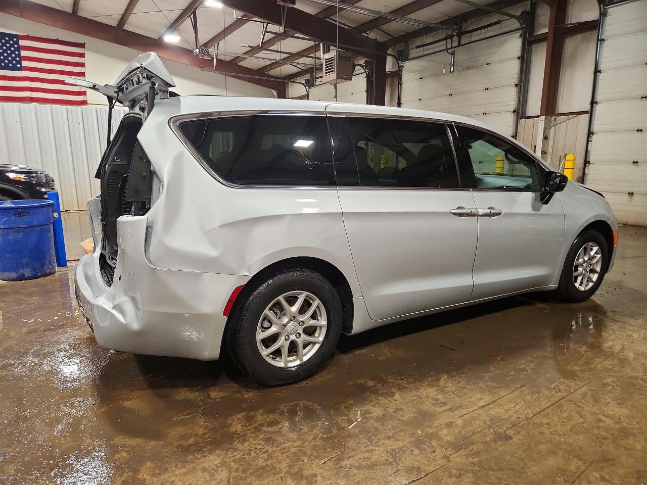 2026 Chrysler Pacifica Select - Image 3