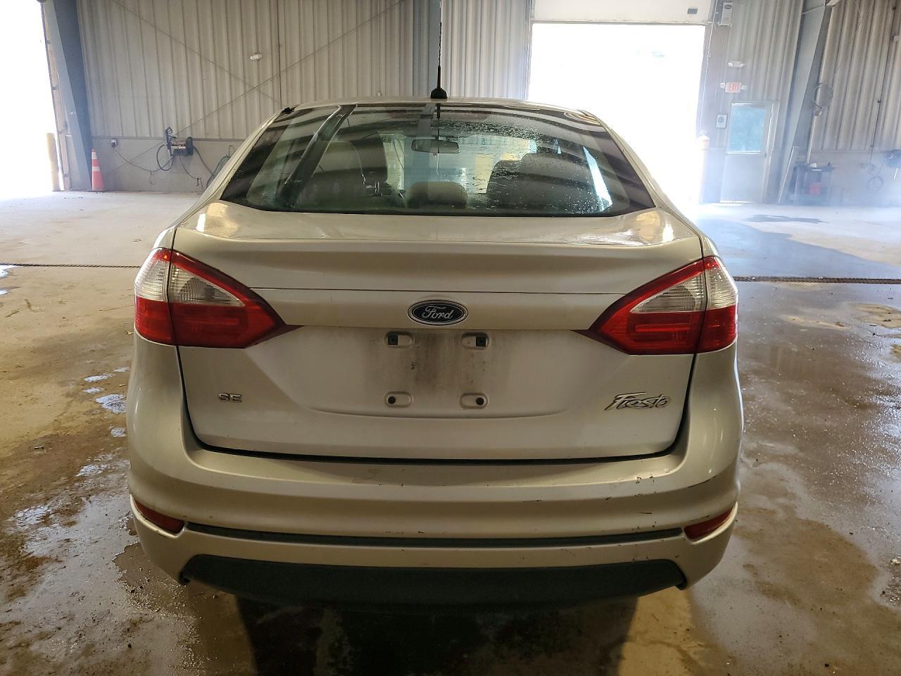 2015 Ford Fiesta Se - Фото 6