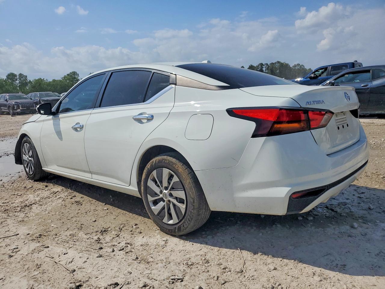 2019 Nissan Altima S - Фото 2