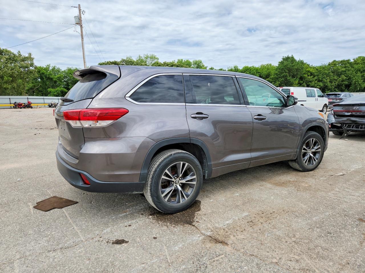 2018 Toyota Highlander Le - Image 3
