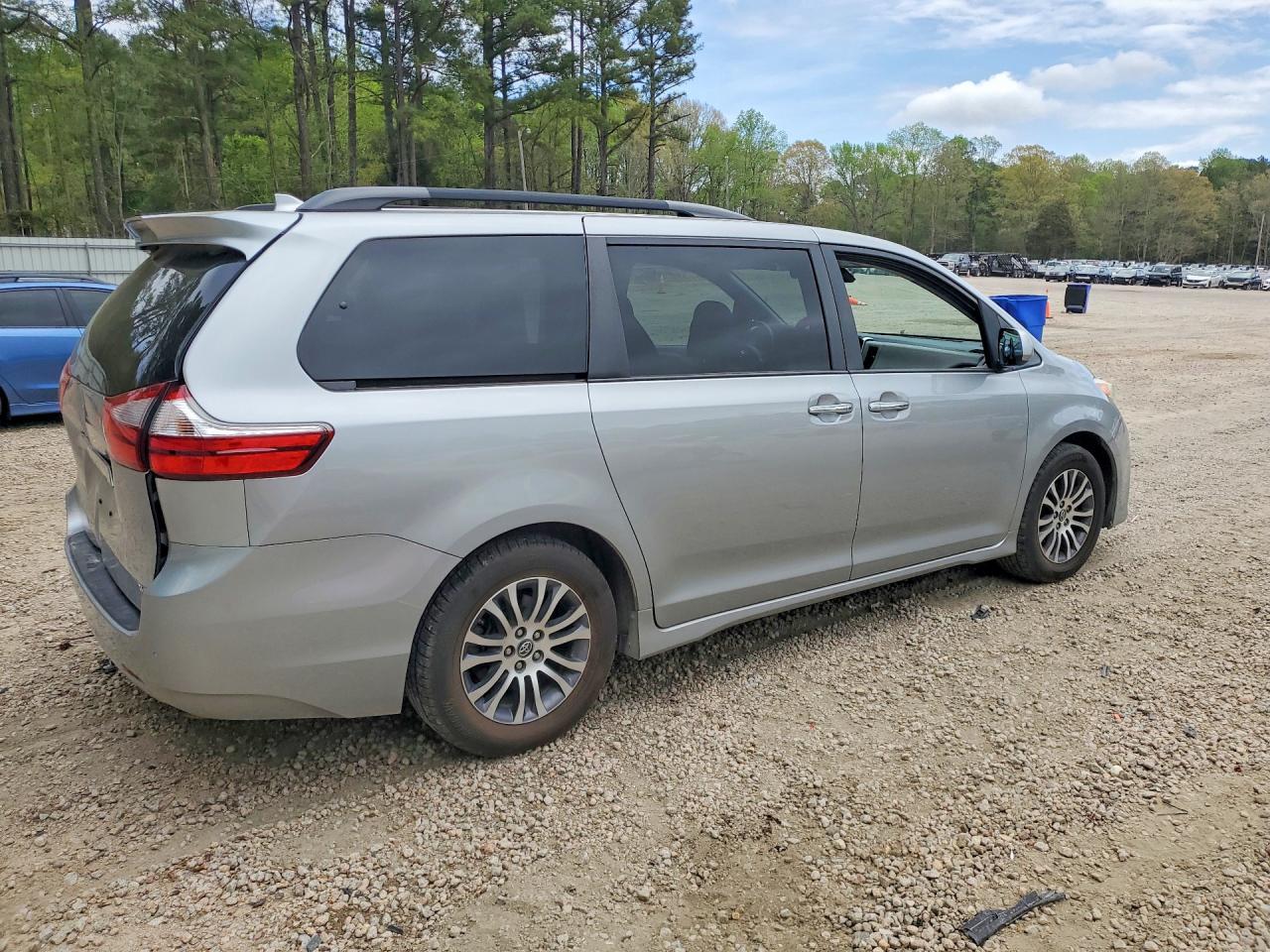 2019 Toyota Sienna Xle 8-Passenger - Image 3