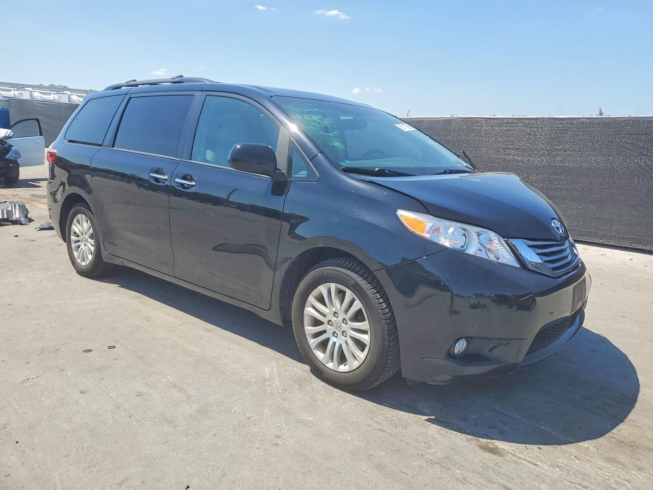 2017 Toyota Sienna Xle Premium 8-Passenger - Фото 4