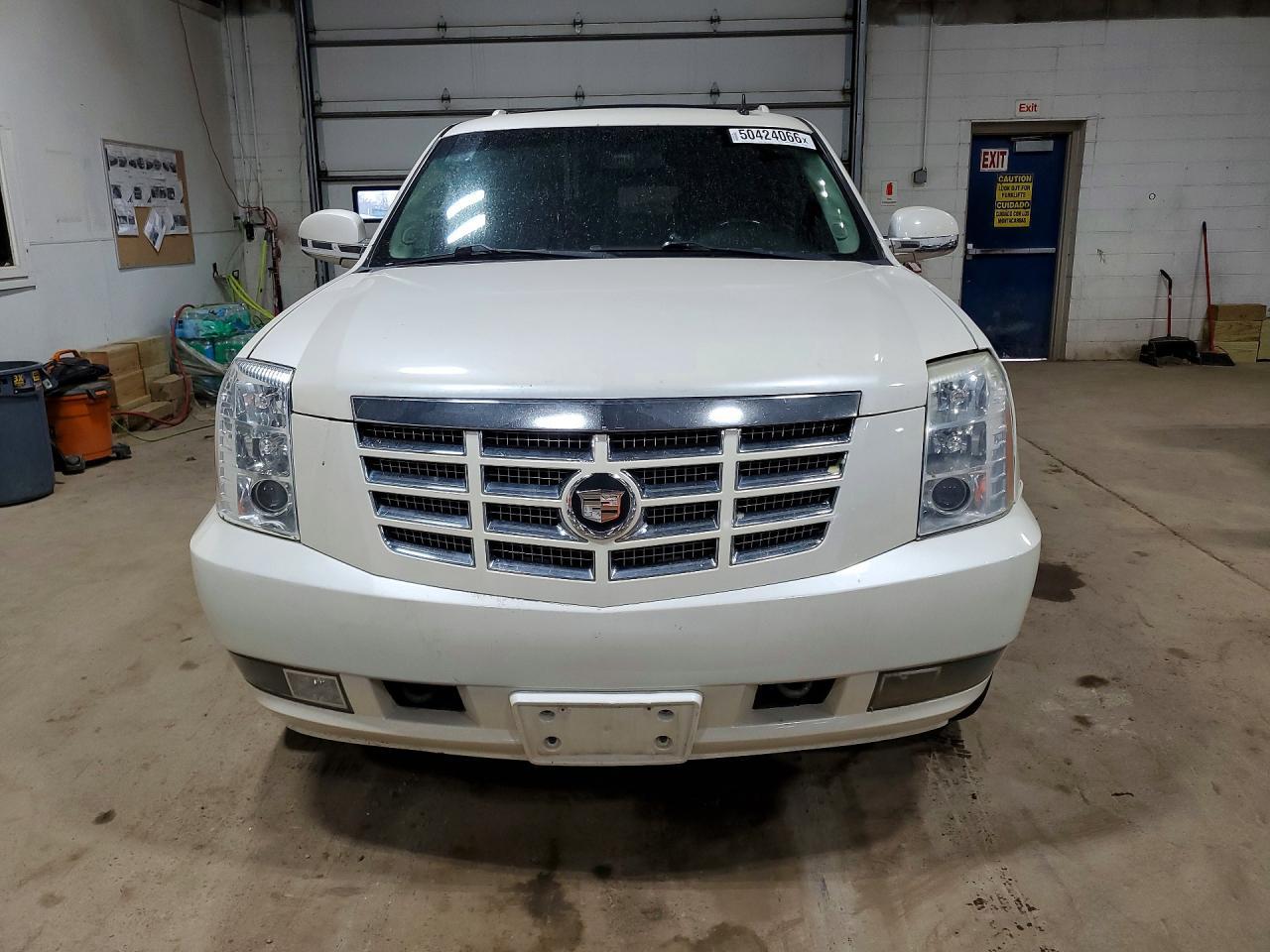 2010 Cadillac Escalade Luxury - Image 5