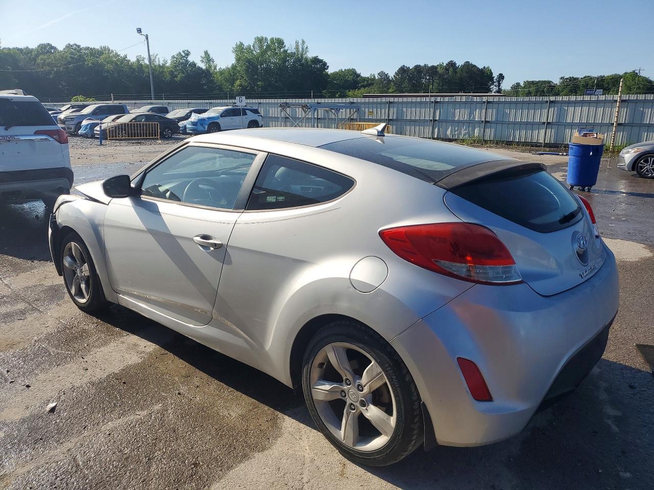 2014 Hyundai Veloster Base - Image 2