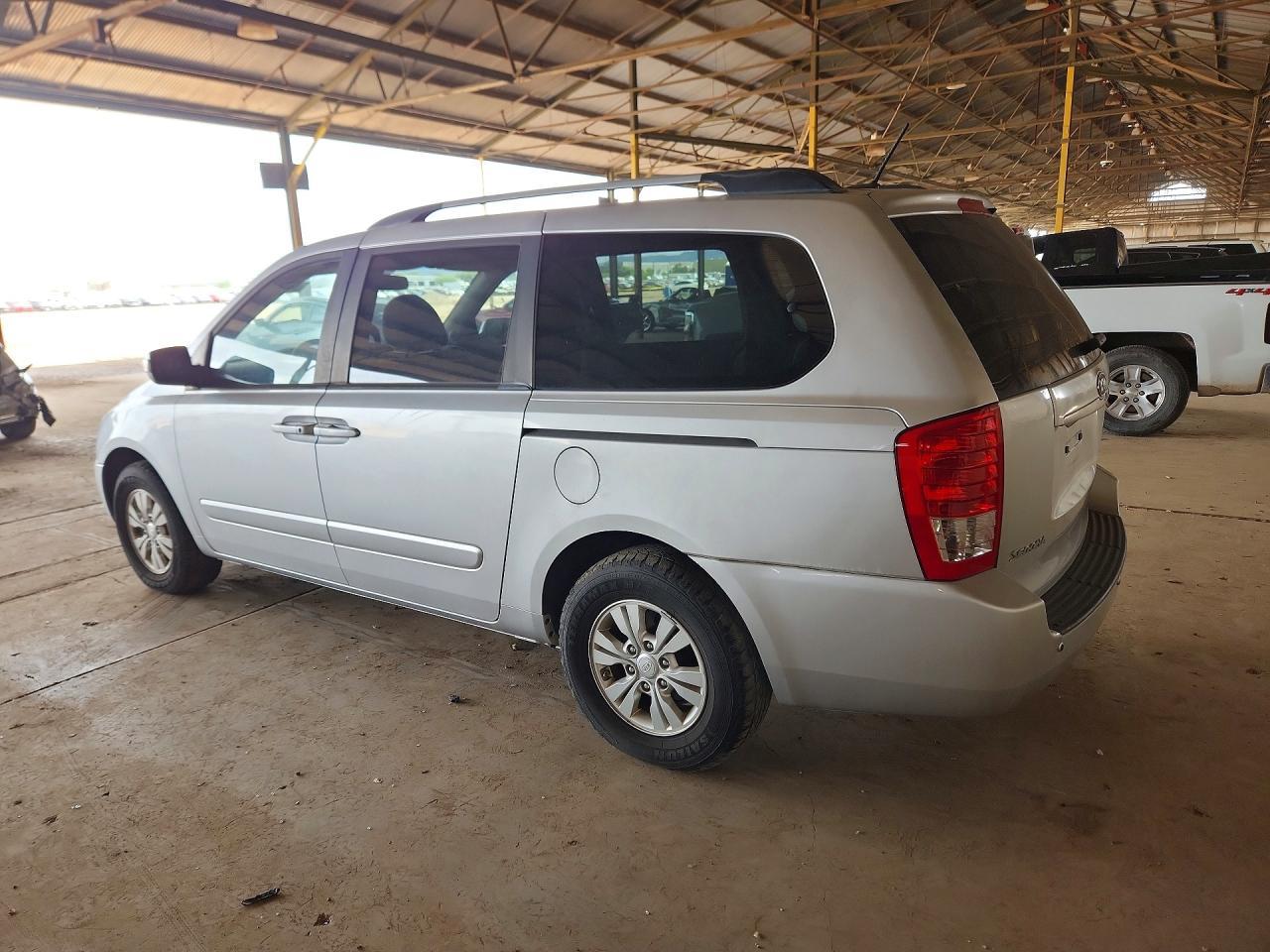 2012 Kia Sedona Lx - Image 2