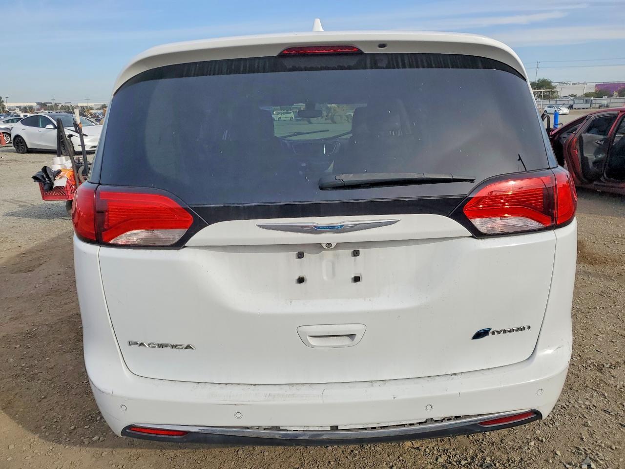 2018 Chrysler Pacifica Hybrid Touring L - Image 6