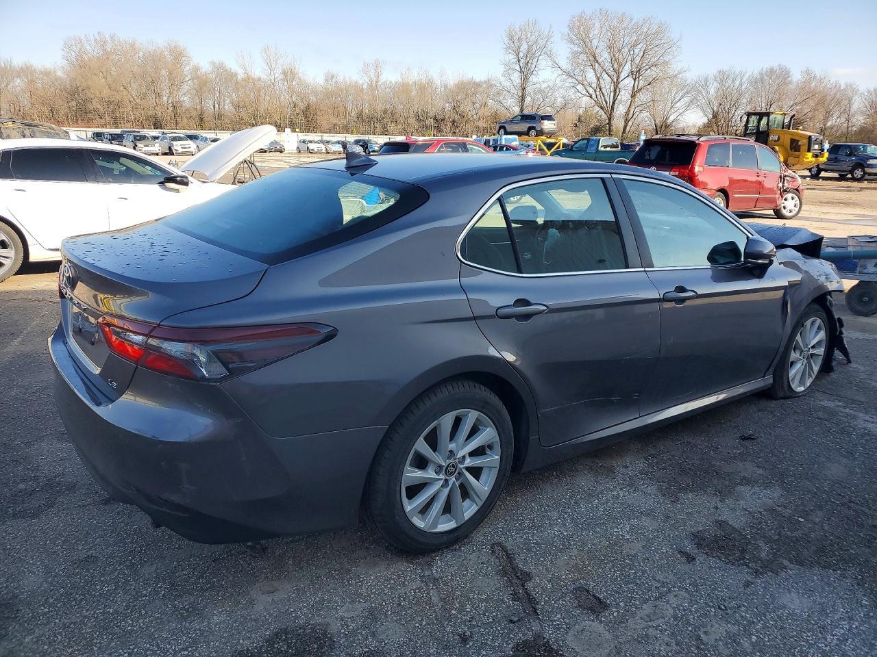 2022 Toyota Camry Le - Фото 3