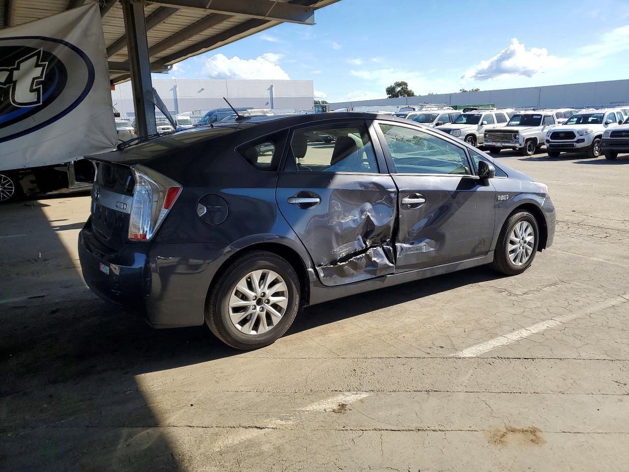 2015 Toyota Prius Plug-In Hybrid Base - Фото 3