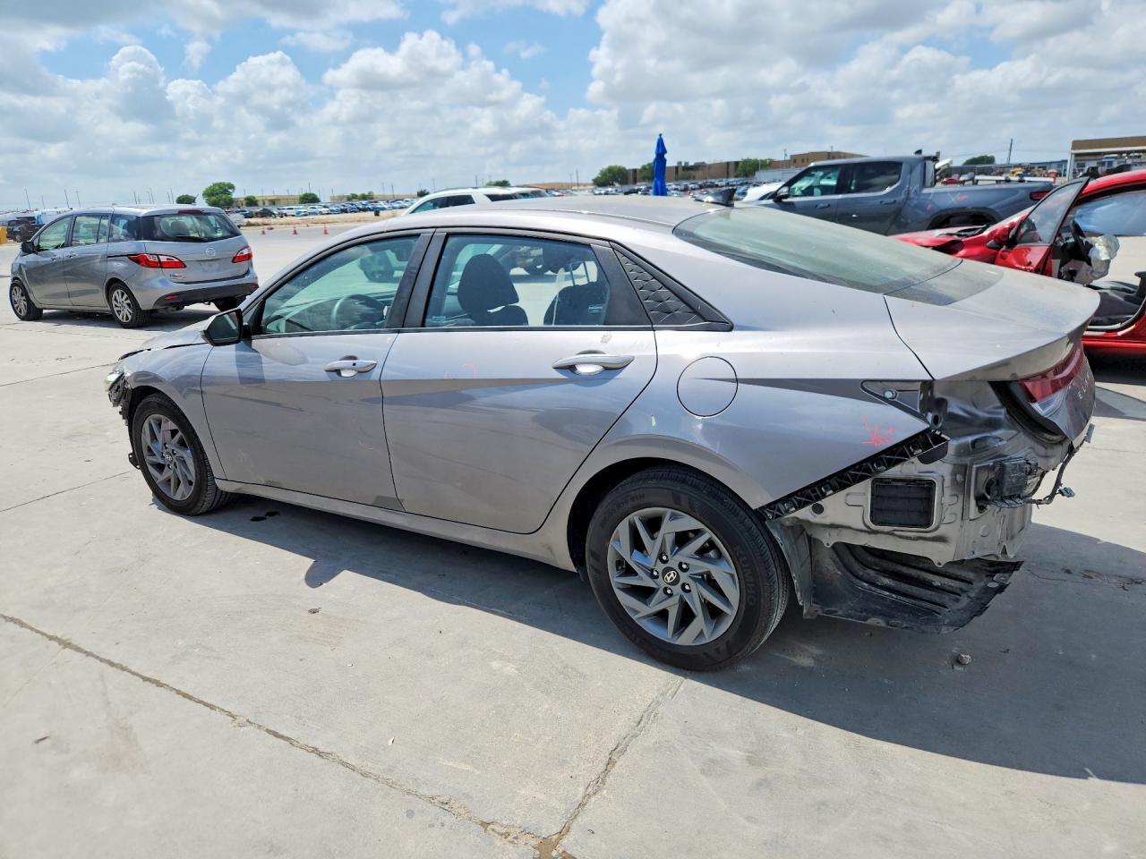 2024 Hyundai Elantra Sel - Image 2