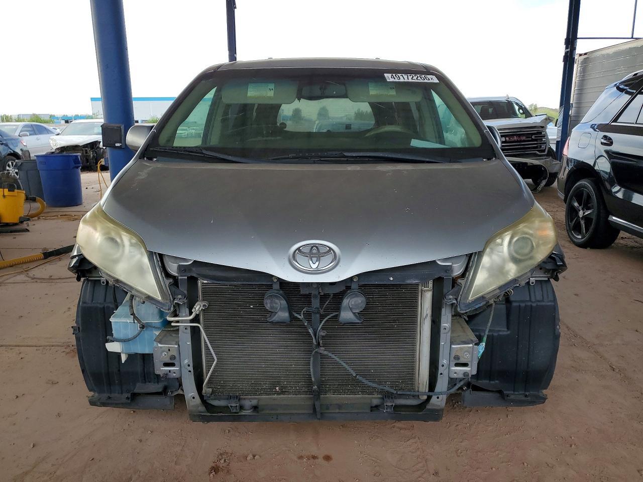 2011 Toyota Sienna Le 8-Passenger - Image 5