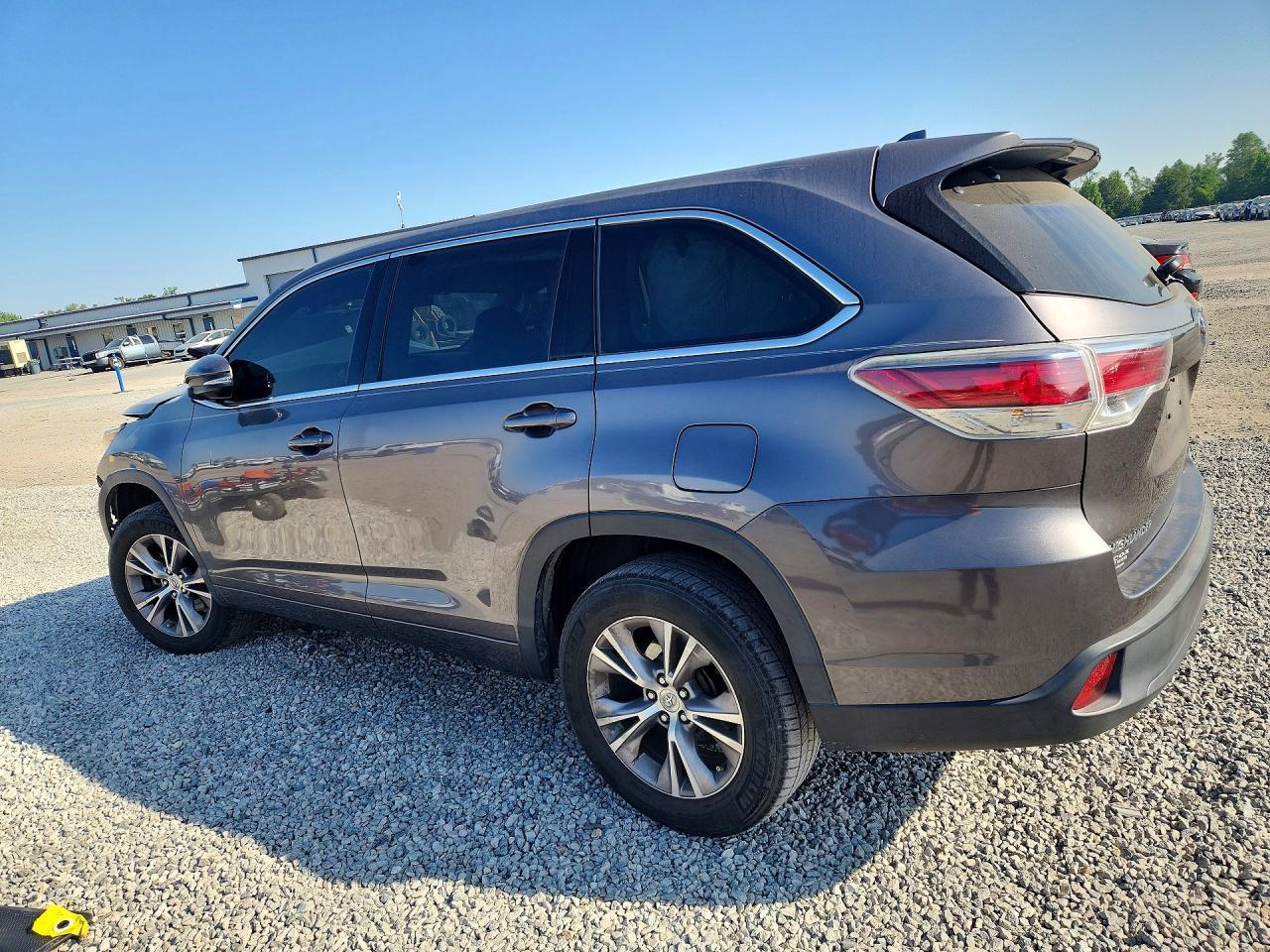 2015 Toyota Highlander Le Plus - Image 2