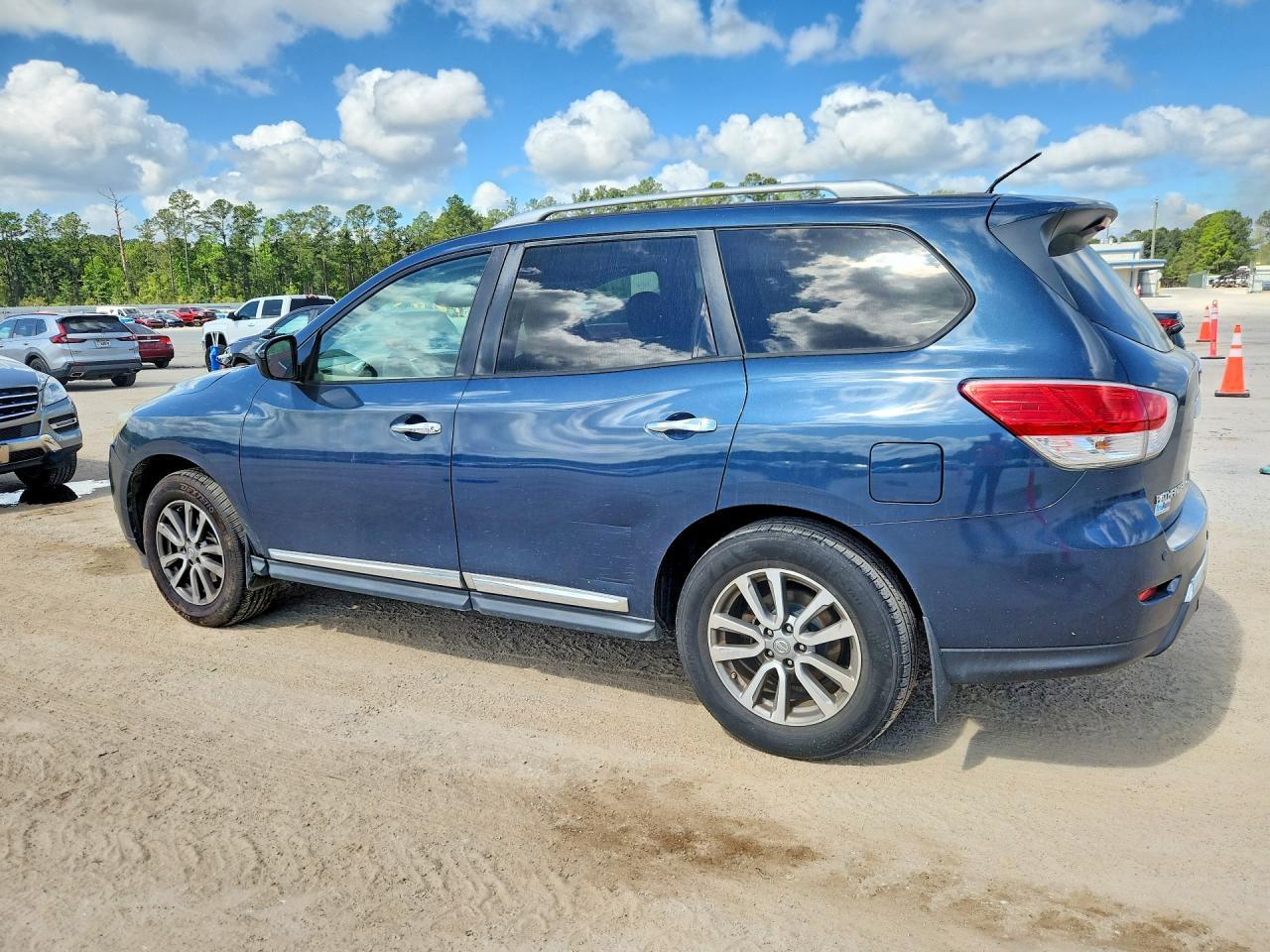 2013 Nissan Pathfinder S - Image 2