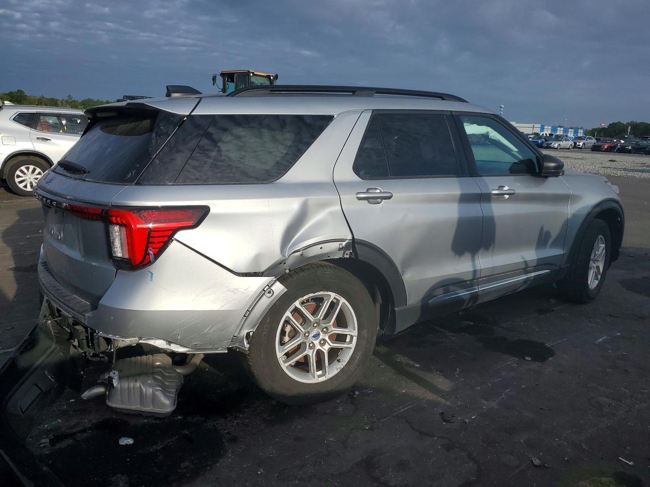 2025 Ford Explorer Active - Image 3