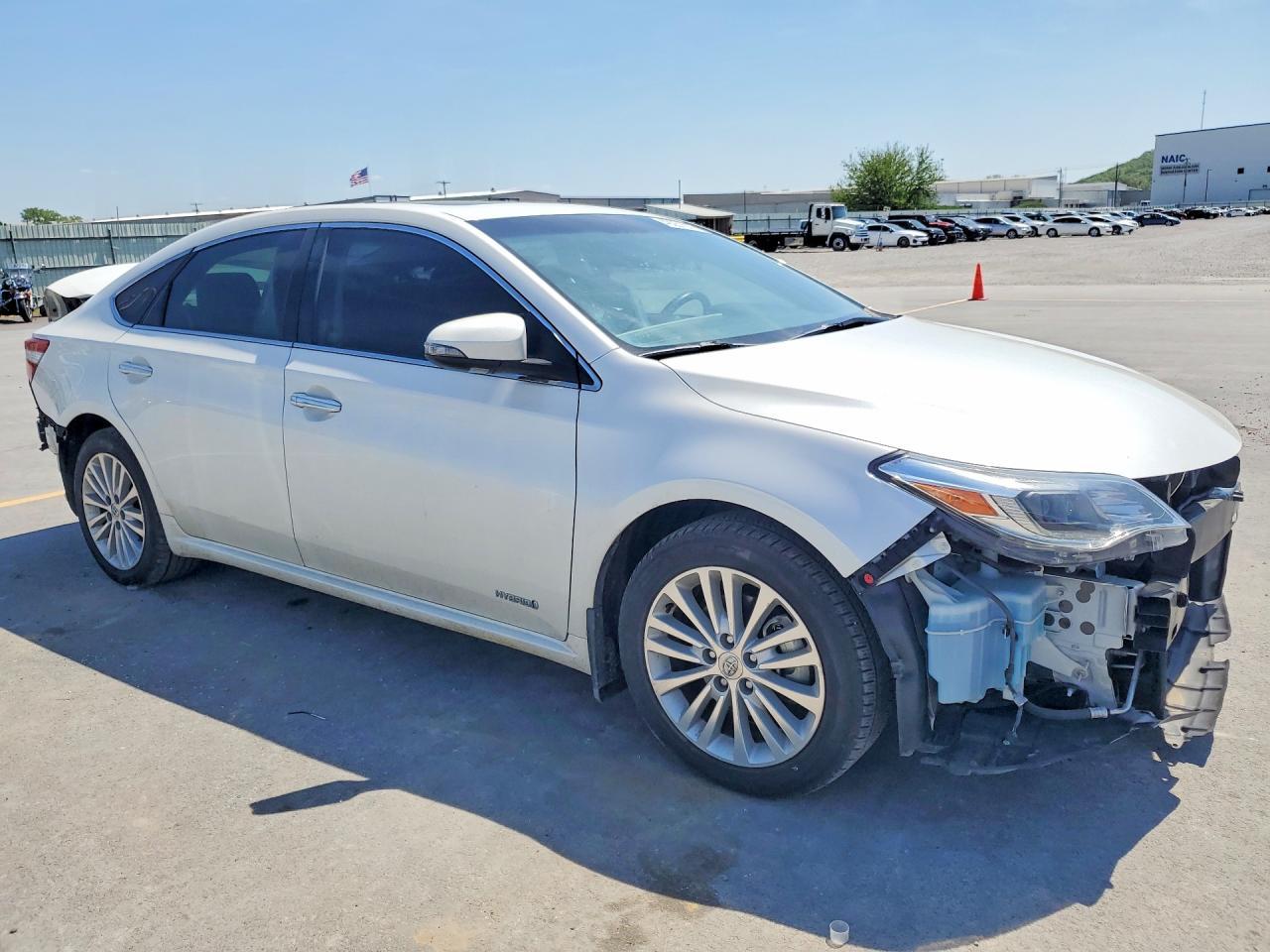2013 Toyota Avalon Hybrid Limited - Image 4