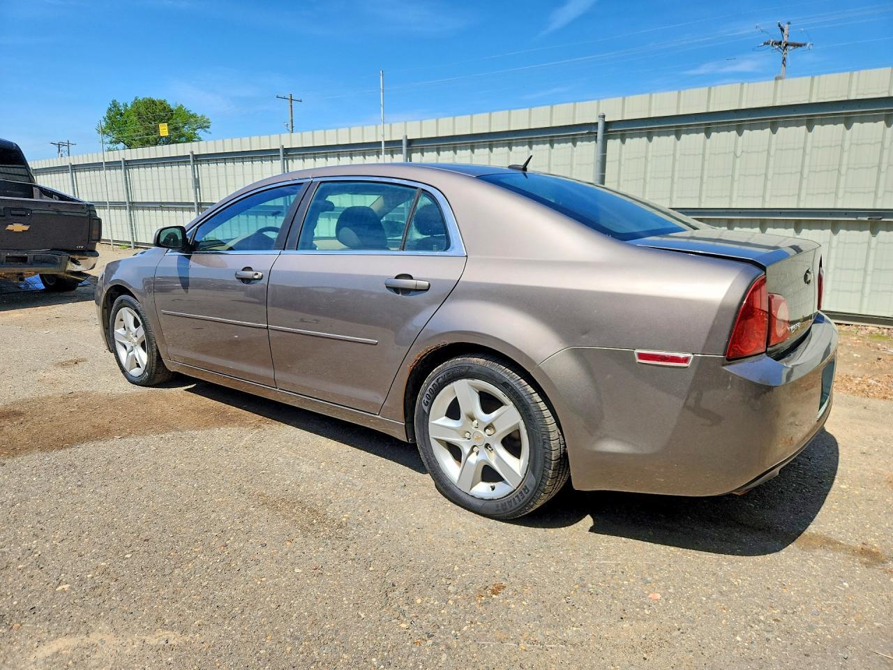 2011 Chevrolet Malibu Ls - Фото 2
