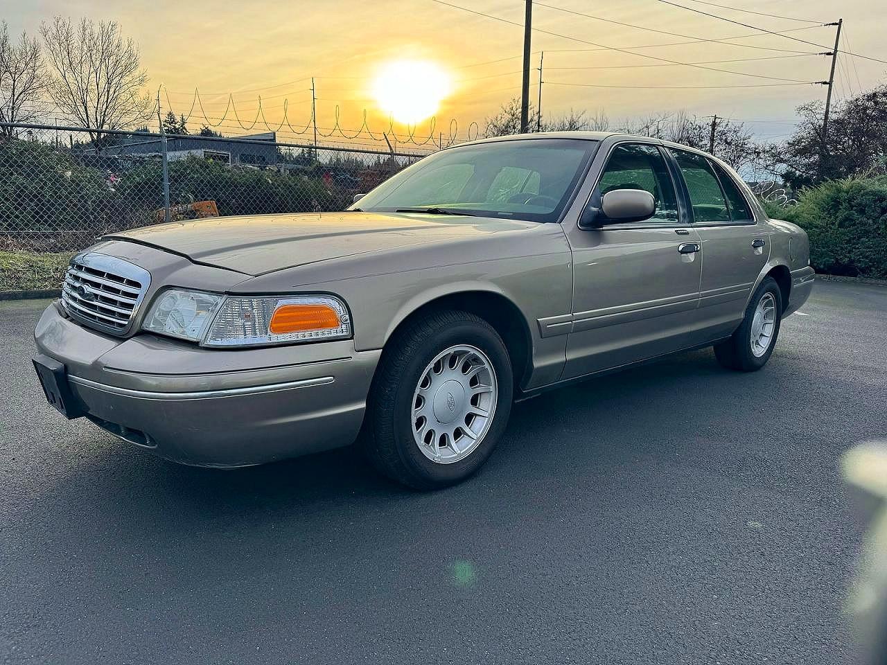 2001 Ford Crown Victoria Lx - Image 2