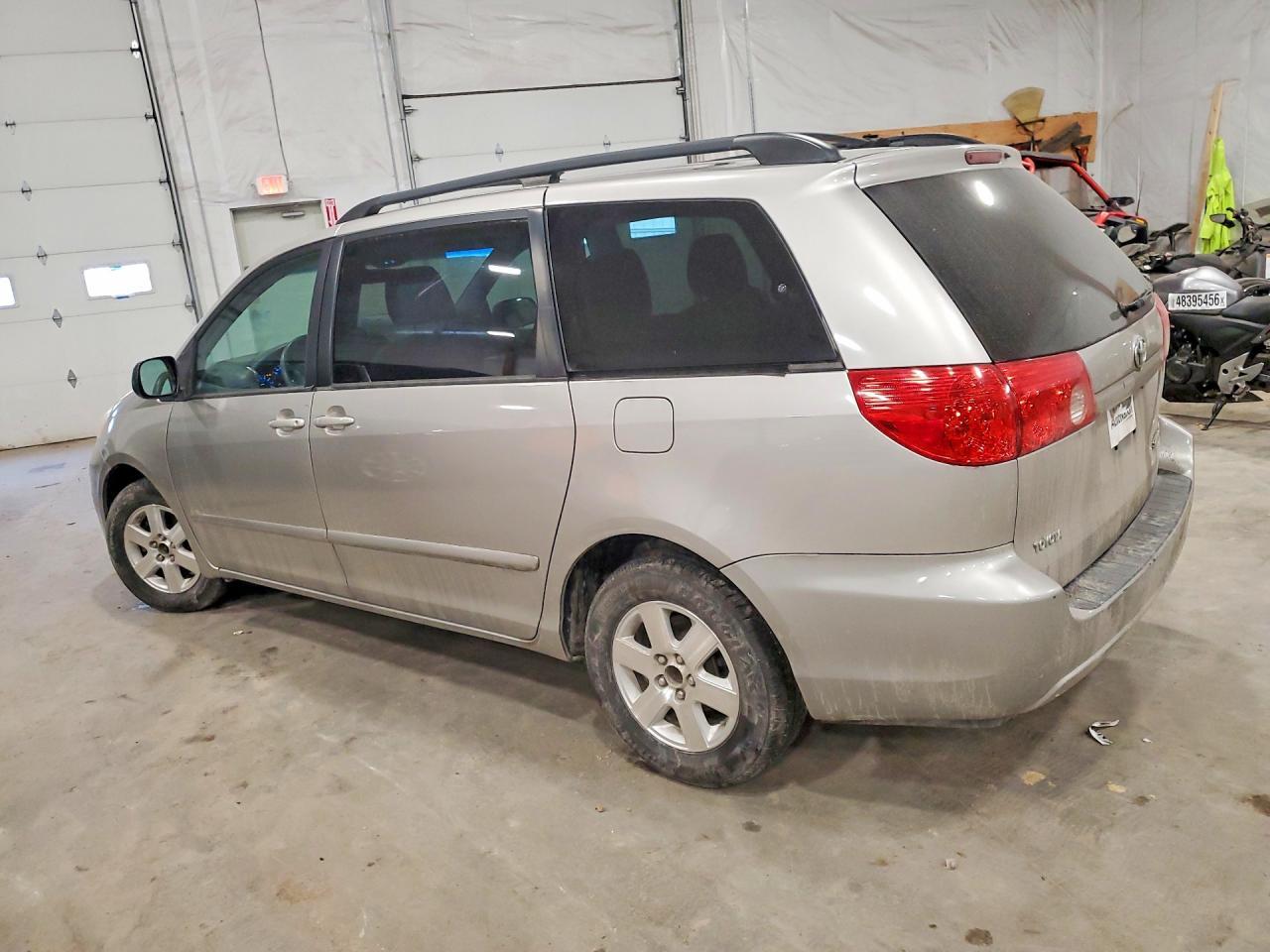 2010 Toyota Sienna Le 7-Passenger - Фото 2