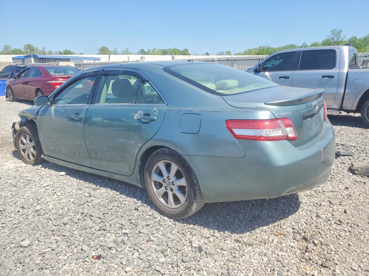 2010 Toyota Camry Le - Фото 2