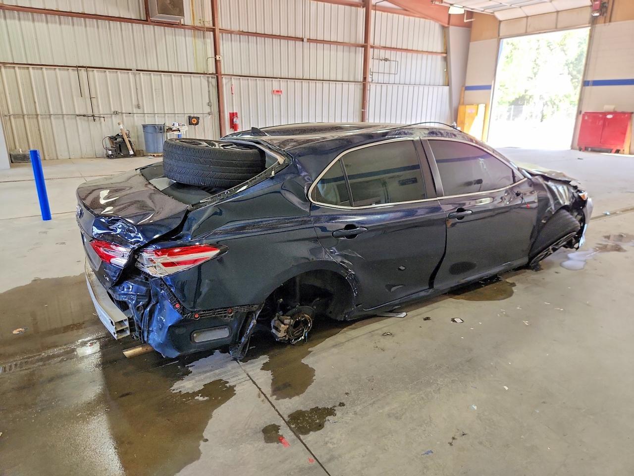 2020 Toyota Camry - Фото 3