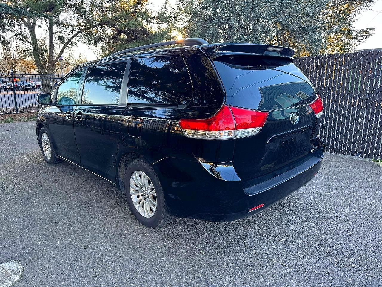 2014 Toyota Sienna Xle 8-Passenger - Image 3