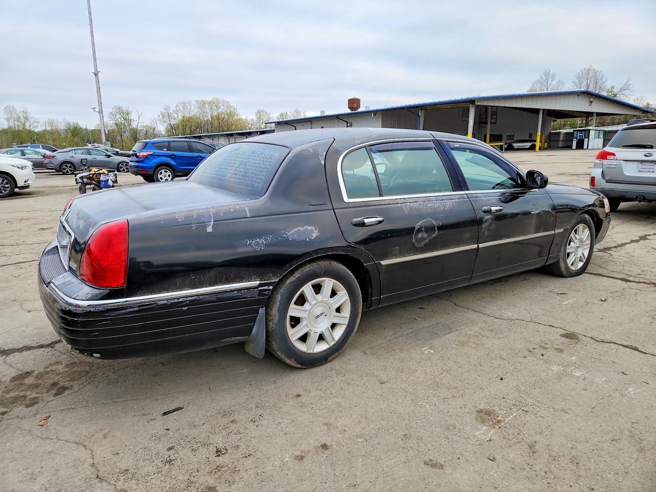 2011 Lincoln Town Car Executive L - Image 3