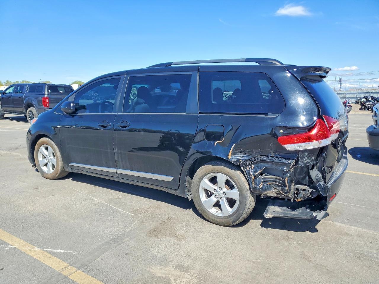 2013 Toyota Sienna Le 8-Passenger - Image 2