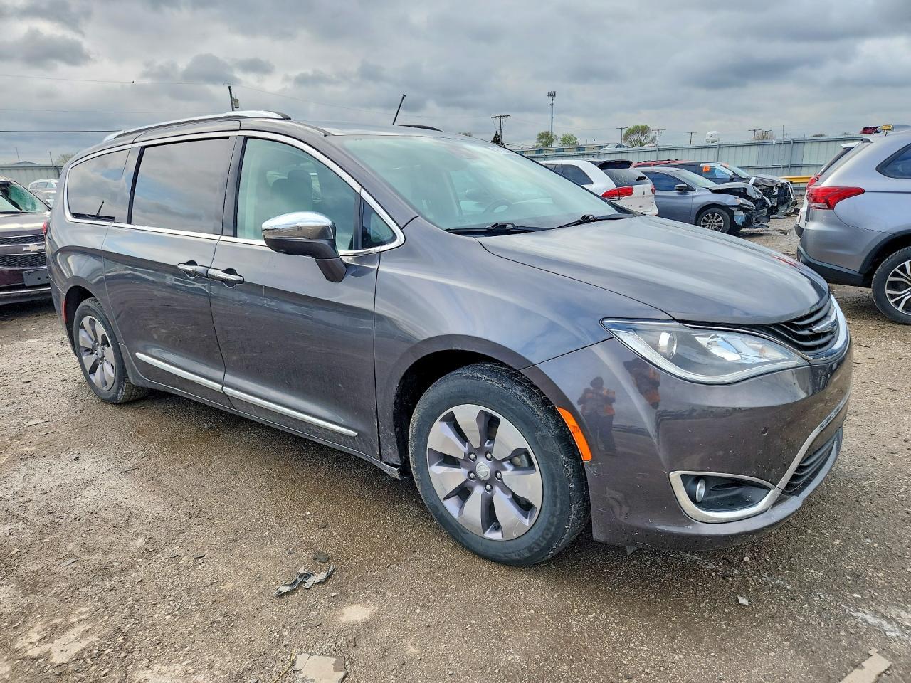 2018 Chrysler Pacifica Hybrid Limited - Image 4