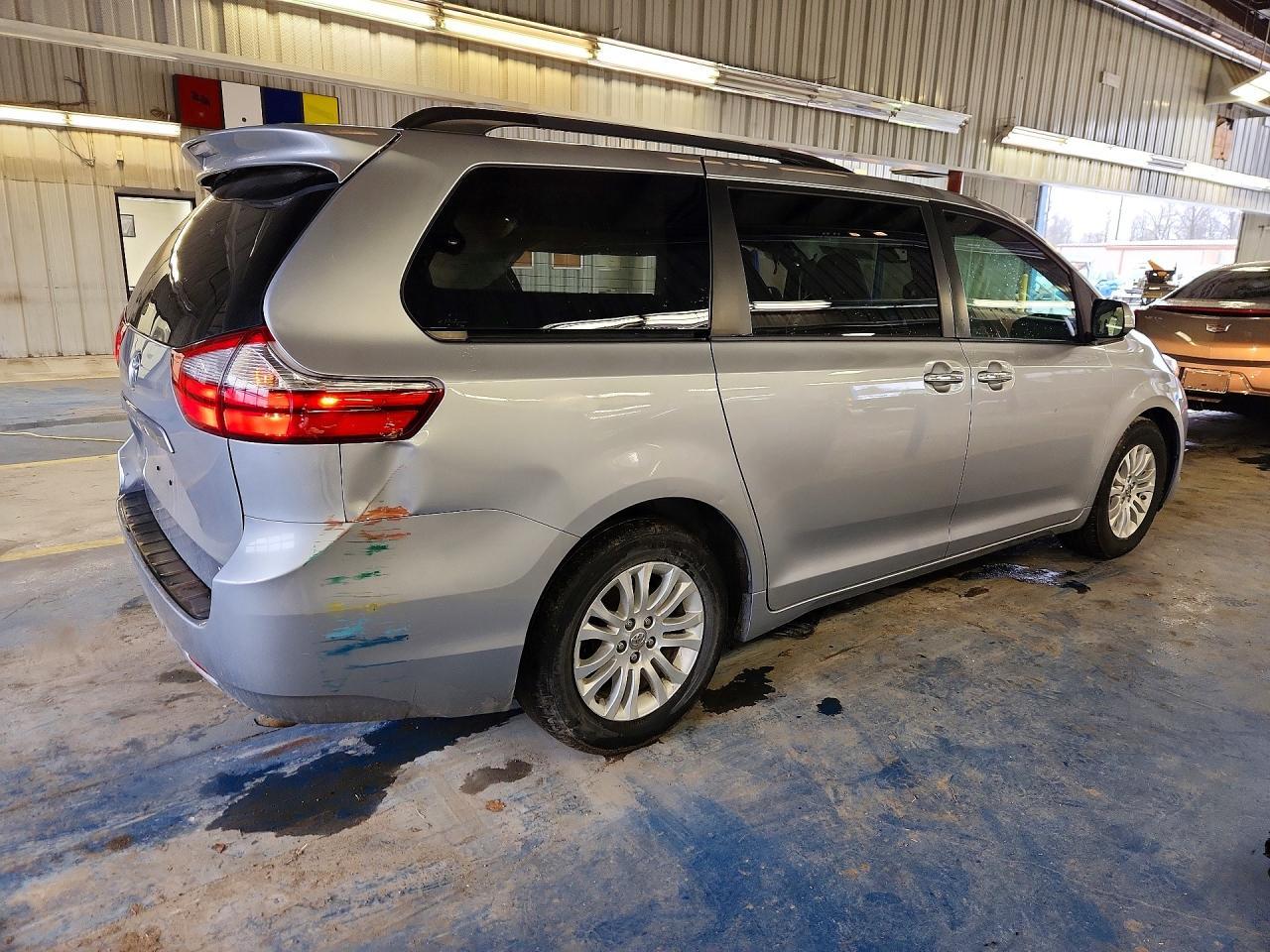 2015 Toyota Sienna Xle 8-Passenger - Image 3