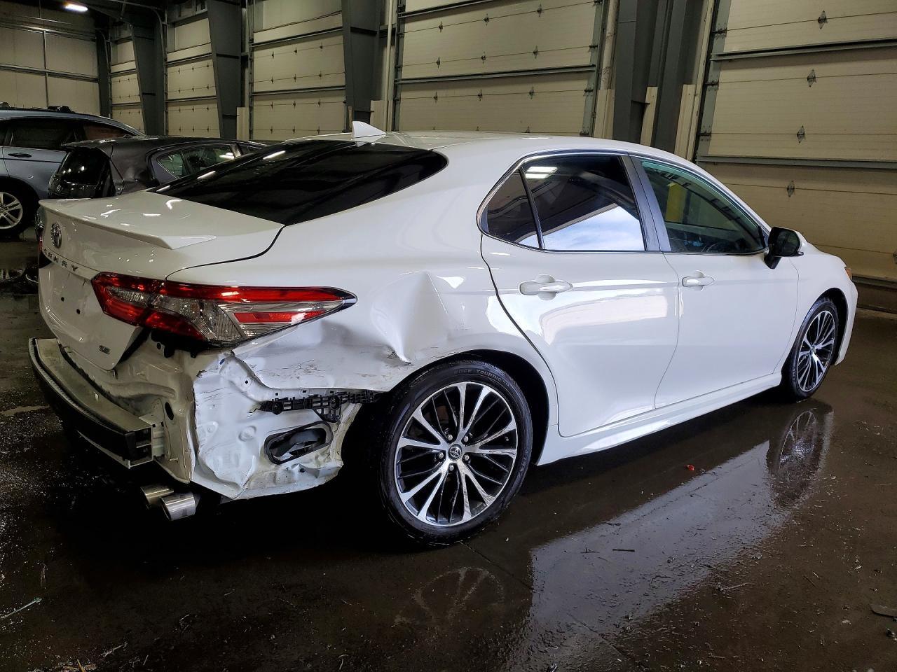 2019 Toyota Camry Se - Фото 3