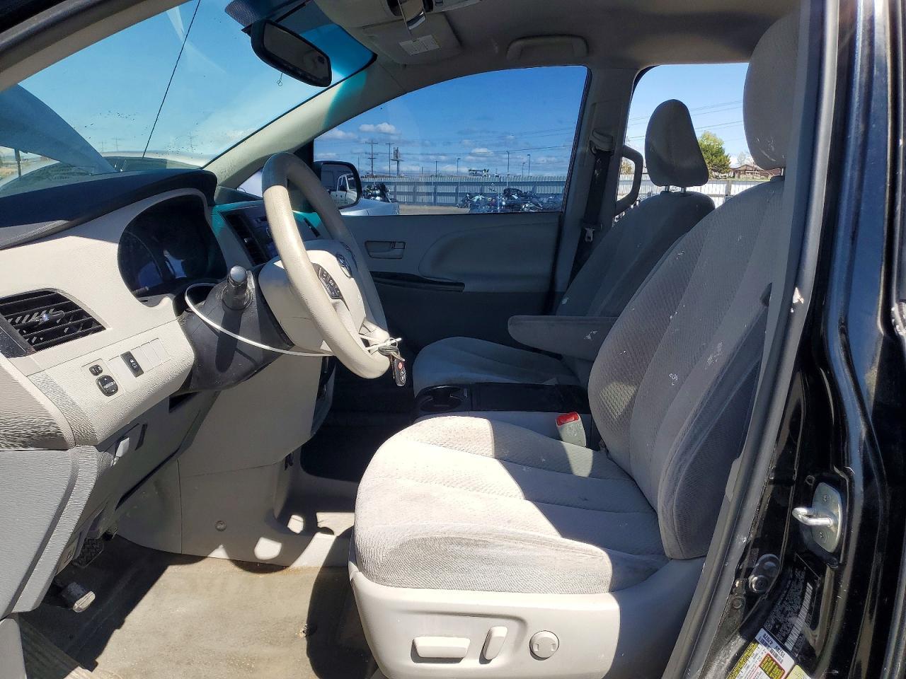 2013 Toyota Sienna Le 8-Passenger - Image 7