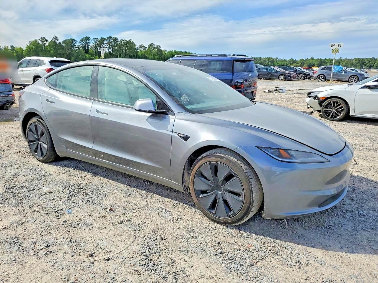 2025 Tesla Model 3 - Фото 4