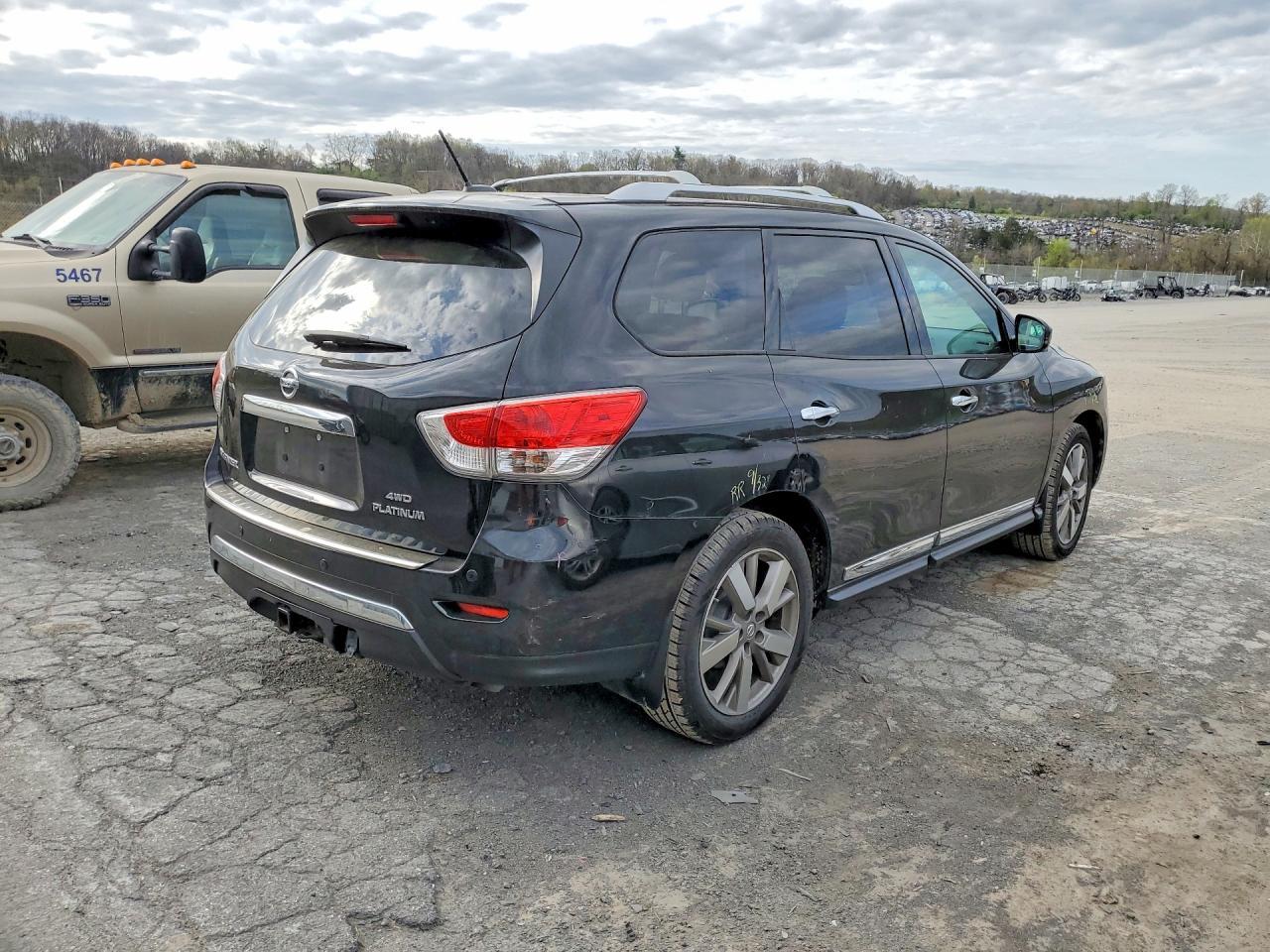 2016 Nissan Pathfinder Platinum - Image 3