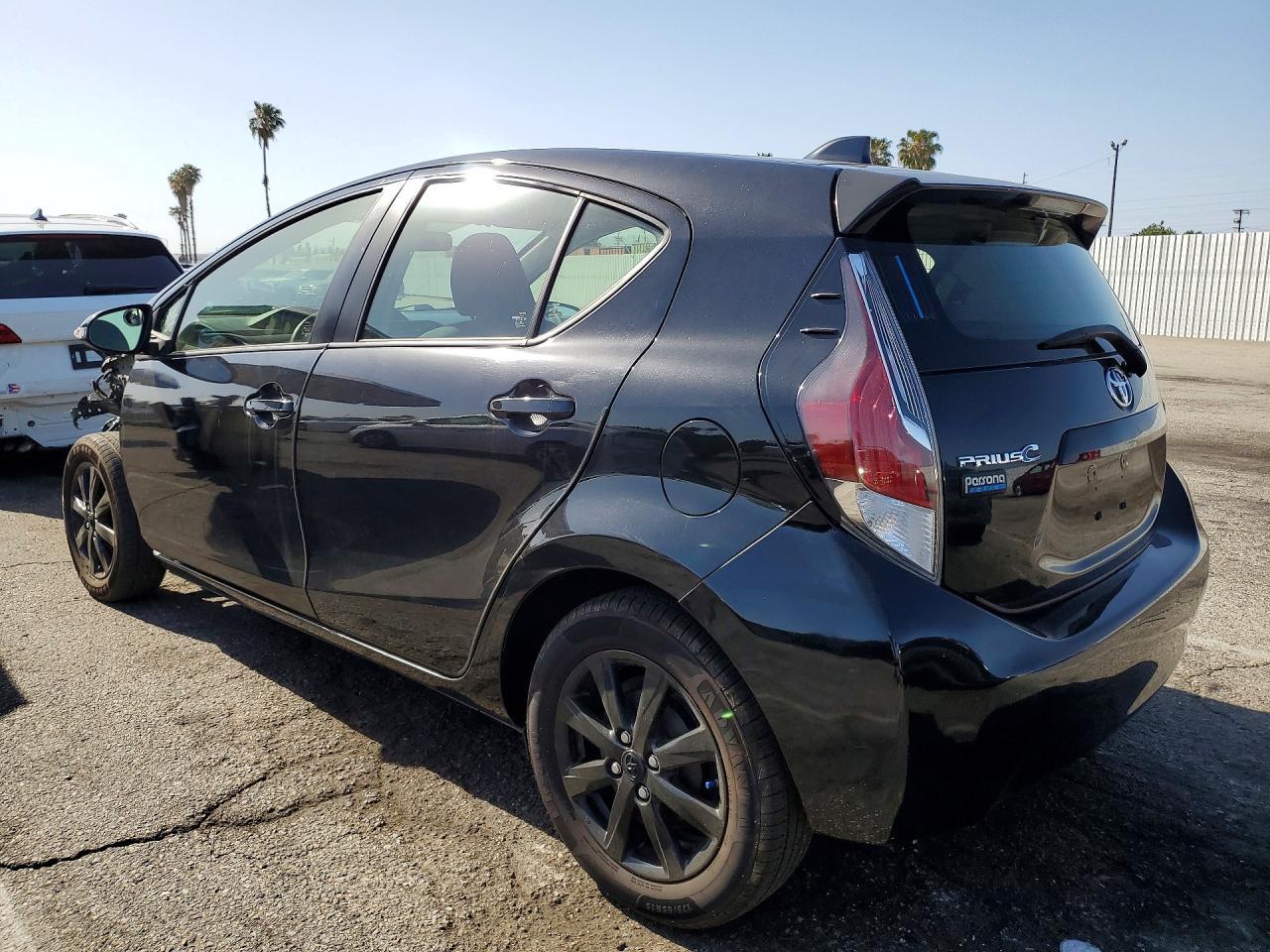 2016 Toyota Prius C Persona Special Edition - Фото 2
