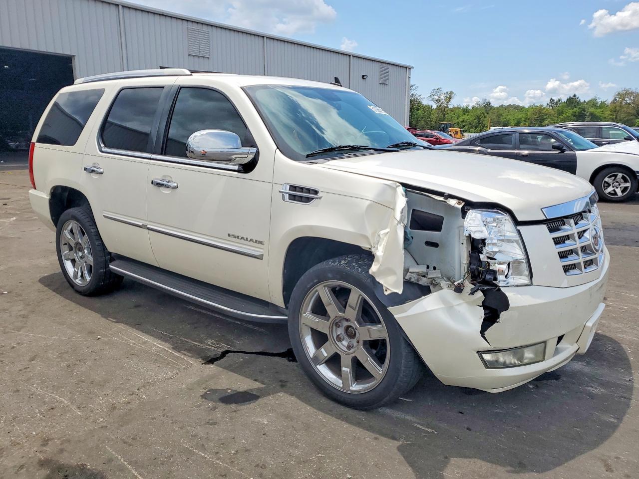2010 Cadillac Escalade Luxury - Image 4