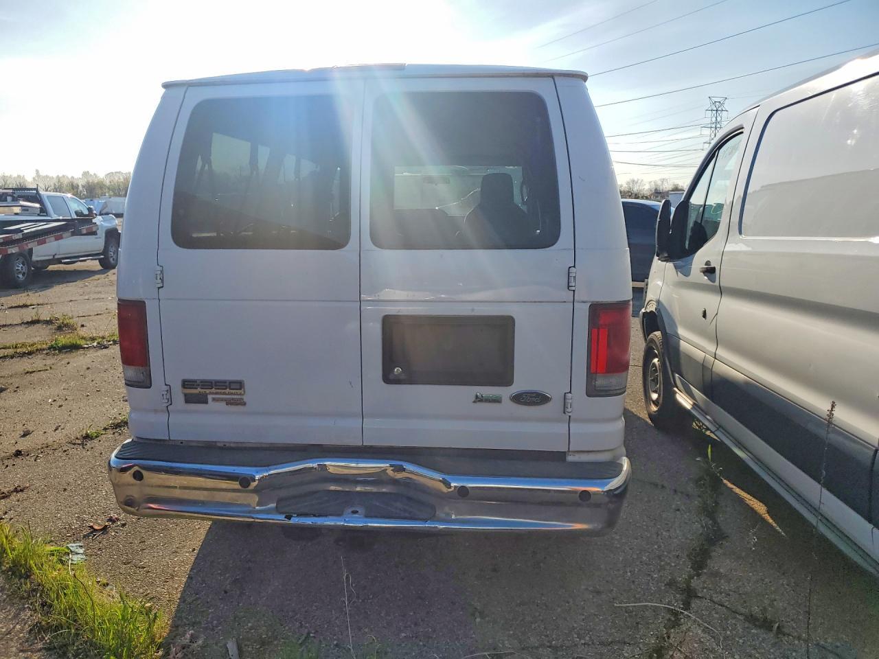 2010 Ford Econoline E350 Super Duty Wagon - Image 6