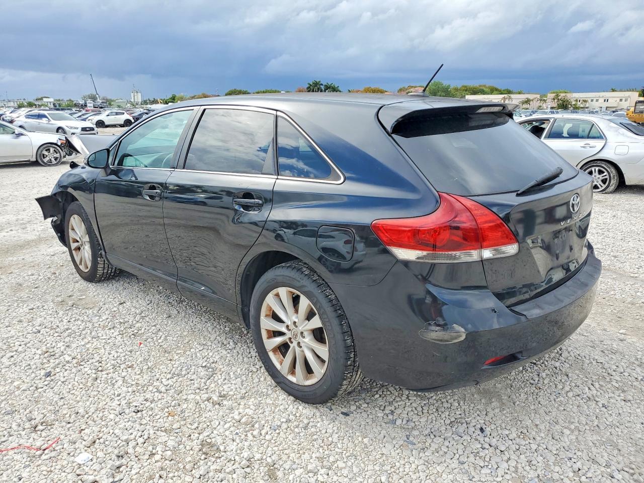 2013 Toyota Venza Le - Image 2
