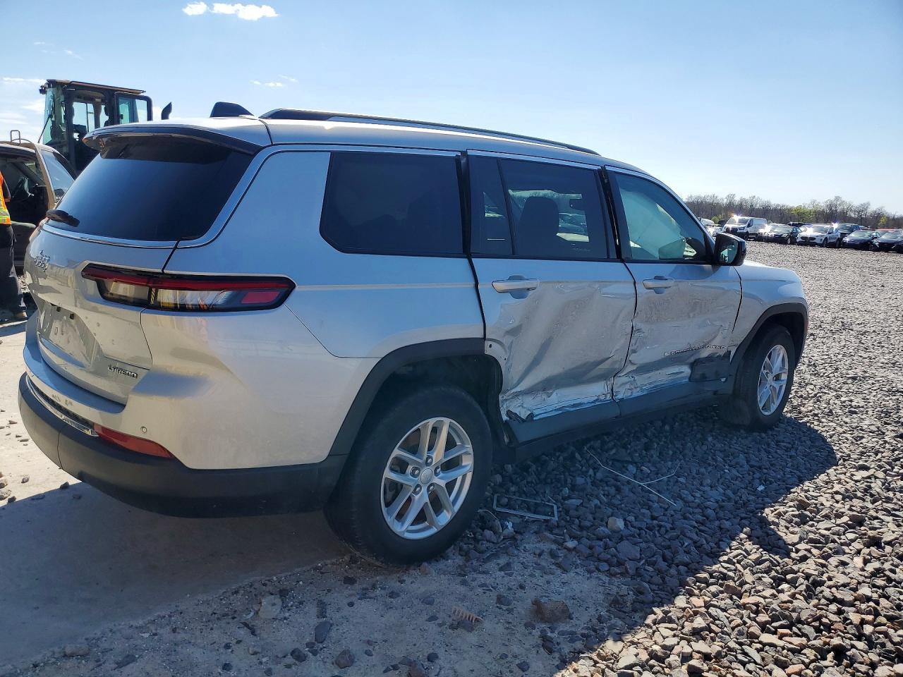 2023 Jeep Grand Cherokee L Laredo - Image 3