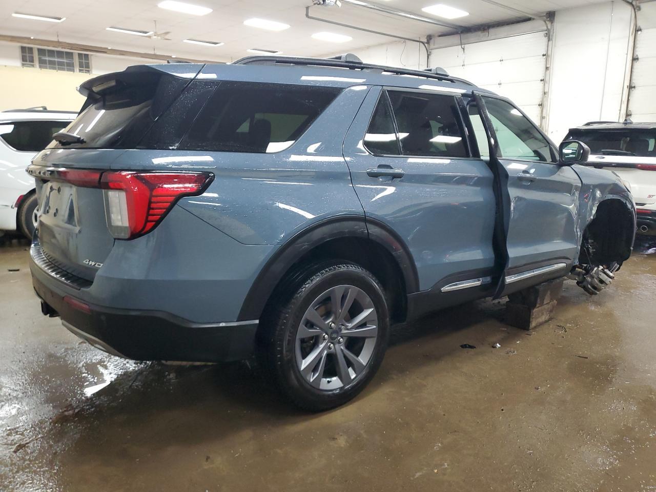 2025 Ford Explorer Active - Фото 3