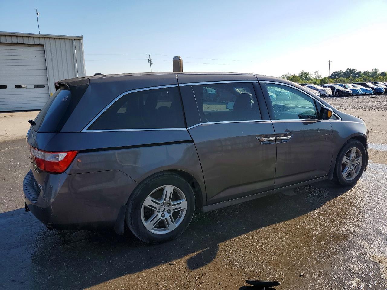2013 Honda Odyssey Touring - Image 3