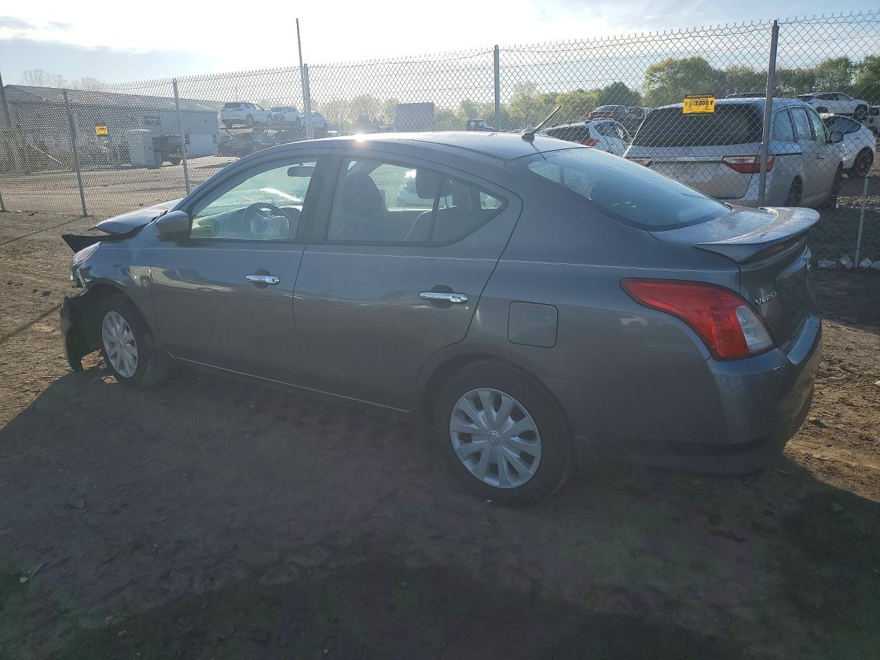2018 Nissan Versa Sv - Фото 2