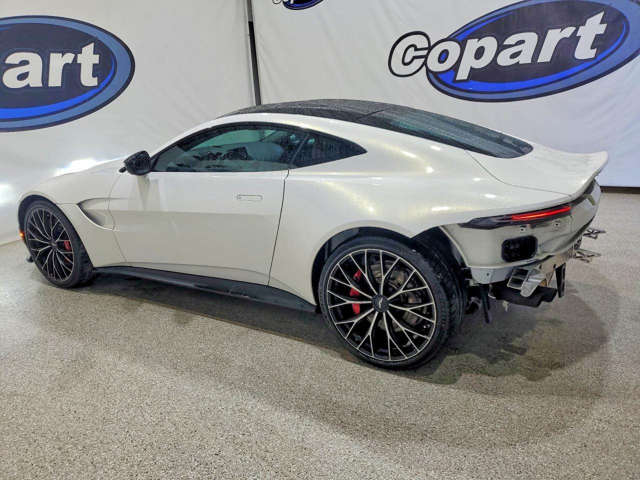 2022 Aston Martin Vantage - Фото 2