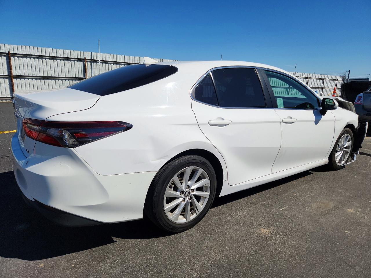 2022 Toyota Camry Le - Фото 3