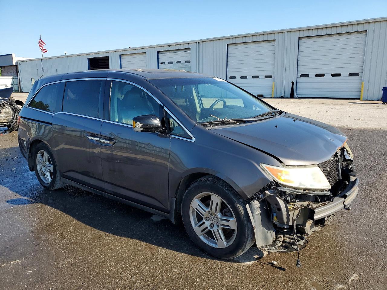 2013 Honda Odyssey Touring - Image 4